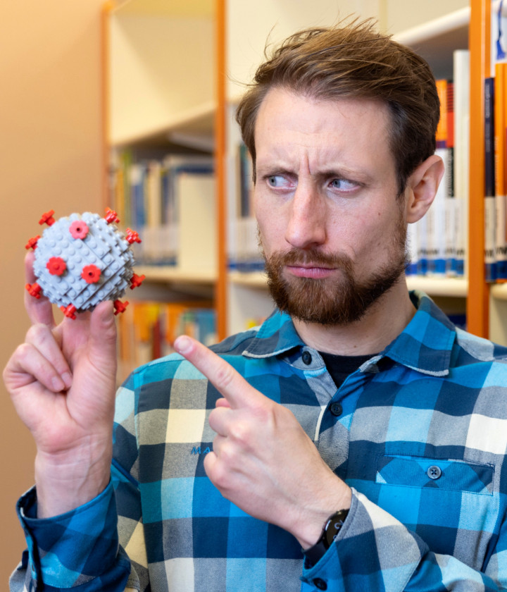 Foto von Martin Moder mit Lego-Corona-Virus